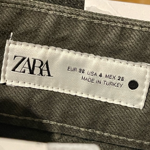 Relaxed Fit (4) - Straight Leg - Mid Waist- Waxed Finished-
ZW ZARA WOMAN JEANS - Picture 12 of 15